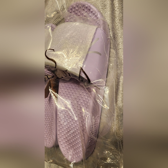 VS Pink Slides Sz L 9/10 NWT Lilac w/ Silver Script Print - Picture 5 of 5